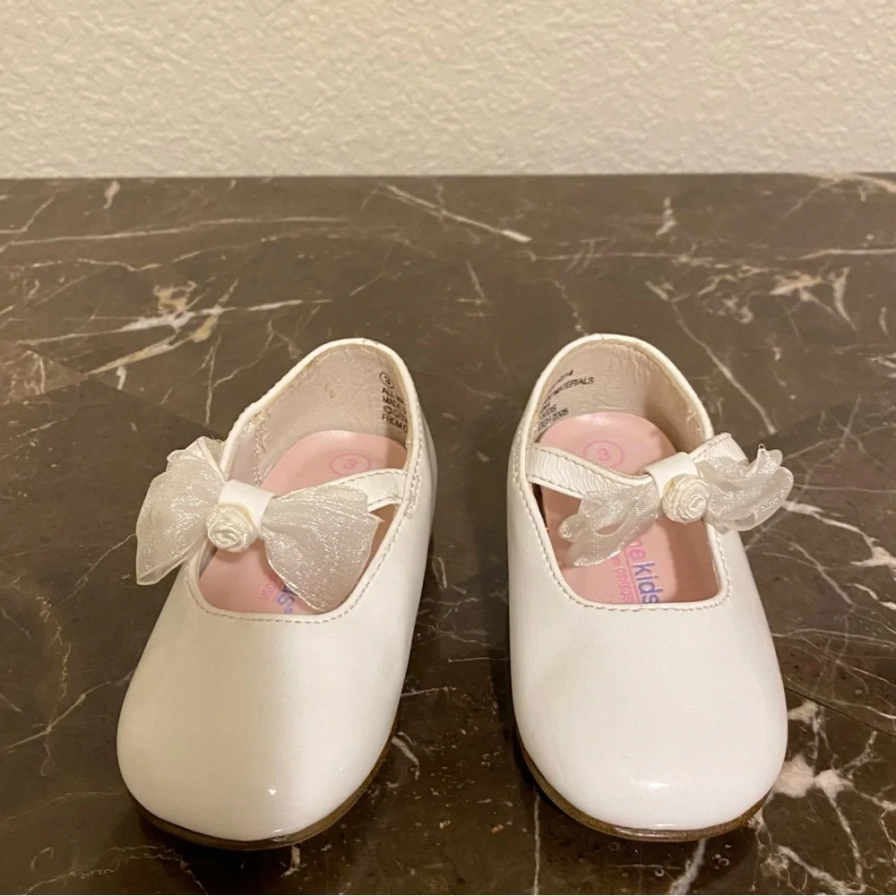 Osh Kosh White Patent‎ Mary Janes size 3